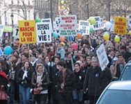 25 ezren a párizsi abortuszellenes felvonuláson