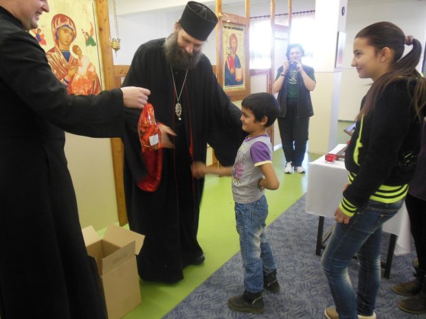 Püspök atya adta át a Mikulás ajándékait a szolnoki Szent Tamás iskolában