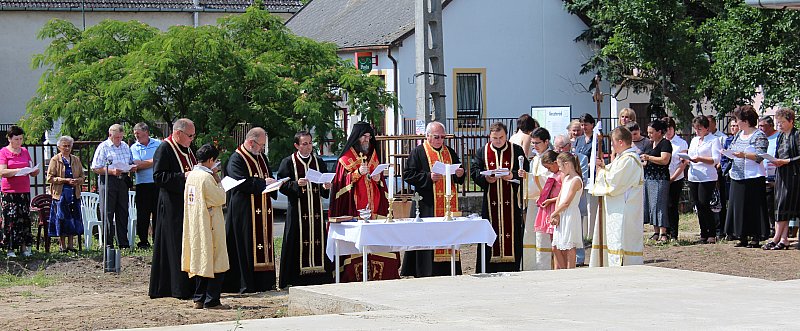 Szent Kozma és Szent Damján ingyenes orvosok tiszteletére épülő templom alapjának megáldása Geszteréden
