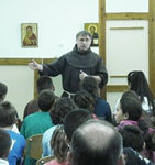 Böjte Csaba testvér Szolnokon a Szent Tamás Görögkatolikus Általános Iskolában