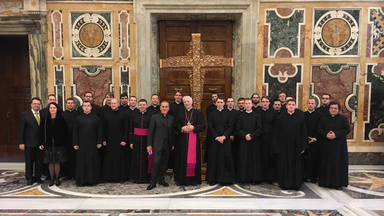 Megáldotta a pápa a 2020-as budapesti Nemzetközi Eucharisztikus Kongresszus missziós keresztjét