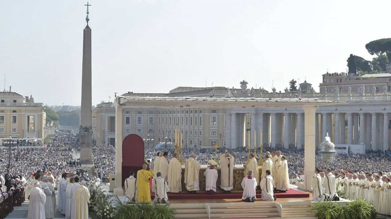 Ferenc pápa VI. Pál és Óscar Romero szentté avatásán: Tegyünk mindent kockára Jézus követéséért!