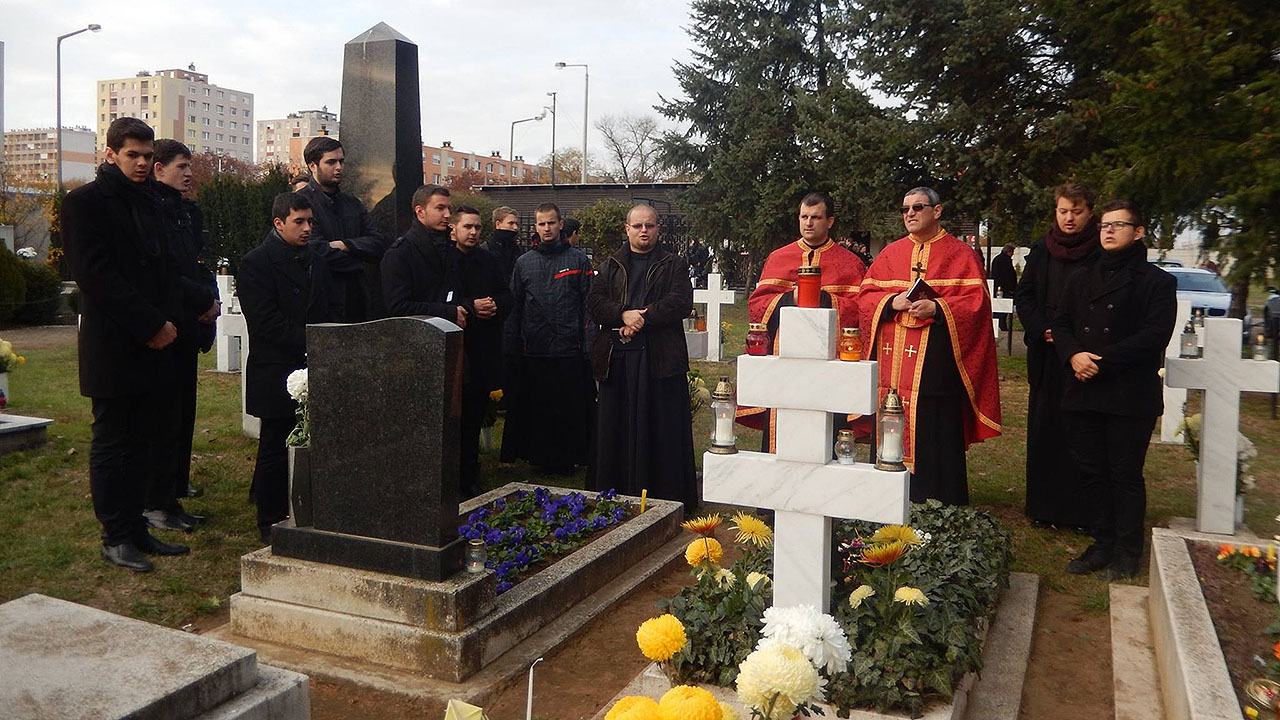 A papnövendékek november 1-jén is megemlékeztek az elhunyt papcsaládokról