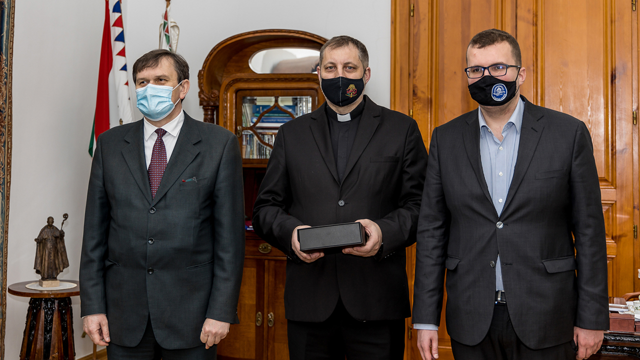 A civilek napján vehette át a civil díjat a kárpátaljai görögkatolikus pap