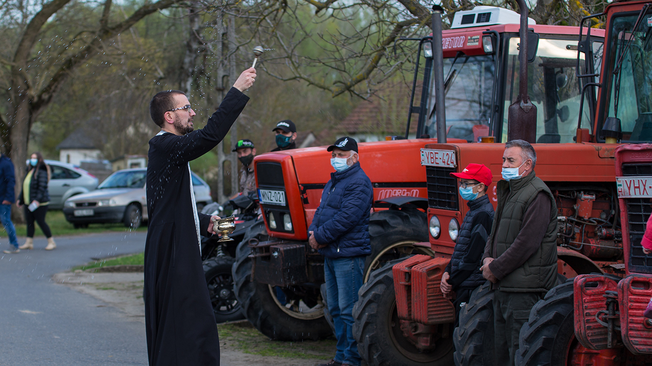„Aki szánt, reménykedve szántson” 1Kor 9,10 – traktorok megáldása Bátorligeten és Rozsályon