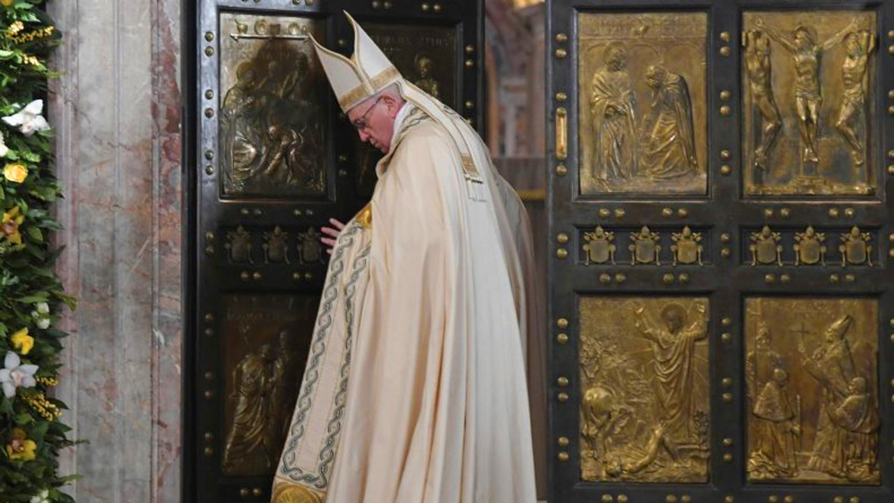 Ferenc pápa bezárta a szent kaput és lezárta a szentévet