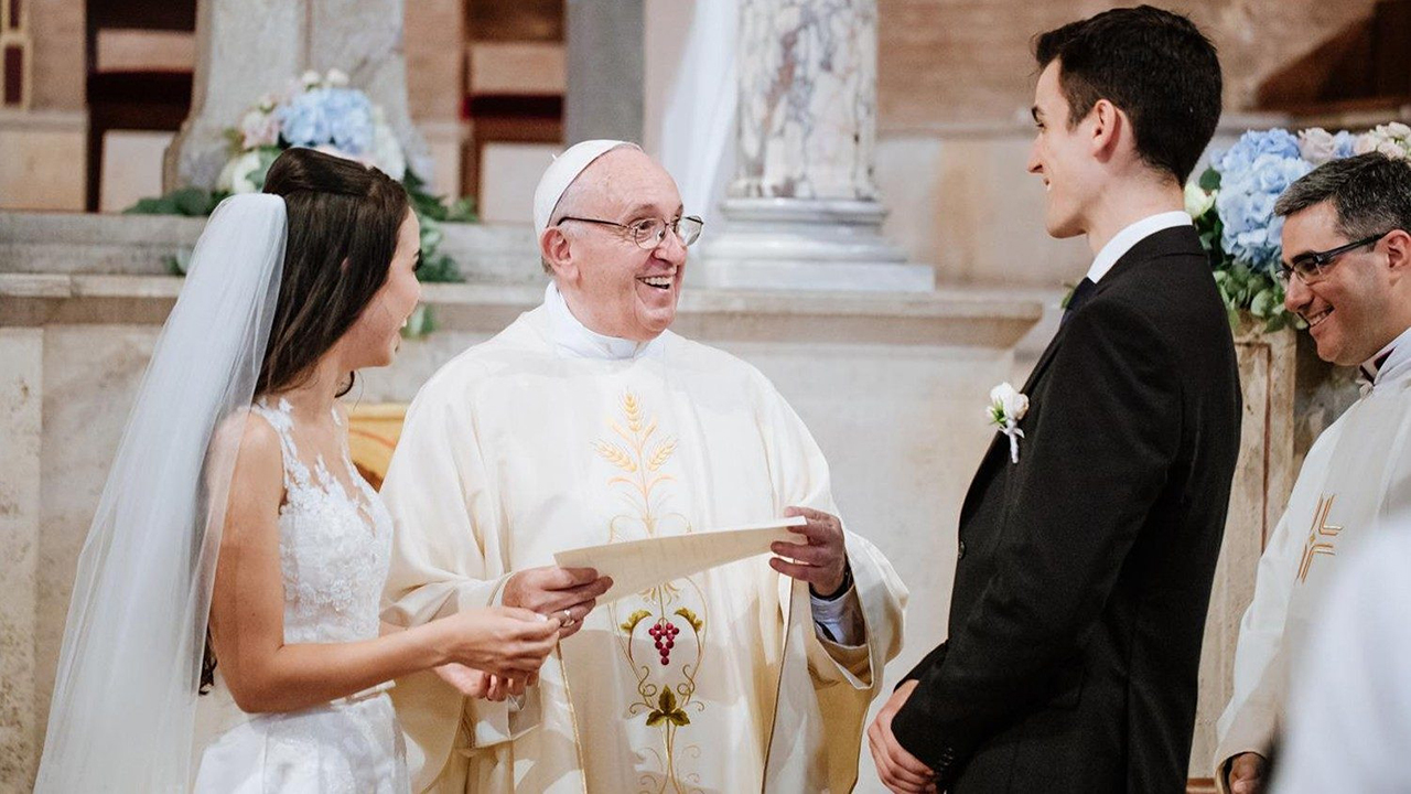 Ferenc pápa levele a házasokhoz: Házastársatoknak szüksége van a mosolyotokra!