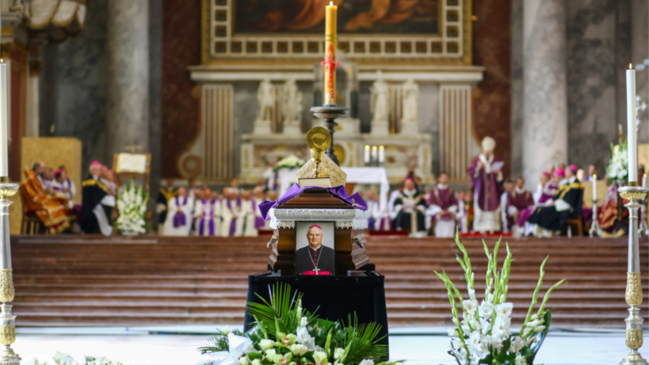 Szenvedéseit a papságért ajánlotta fel – Esztergomban búcsút vettek Cserháti Ferenc püspöktől