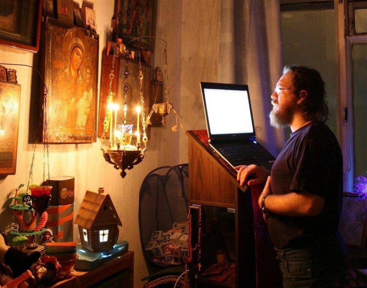 Можно ли молиться перед иконой. Человек молится в храме. Православный дом. Дом христианина. Мужчина молится в храме.