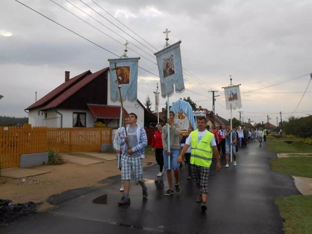 Nyírcsaholy görög- és római katolikus hívei együtt zarándokoltak gyalog Máriapócsra