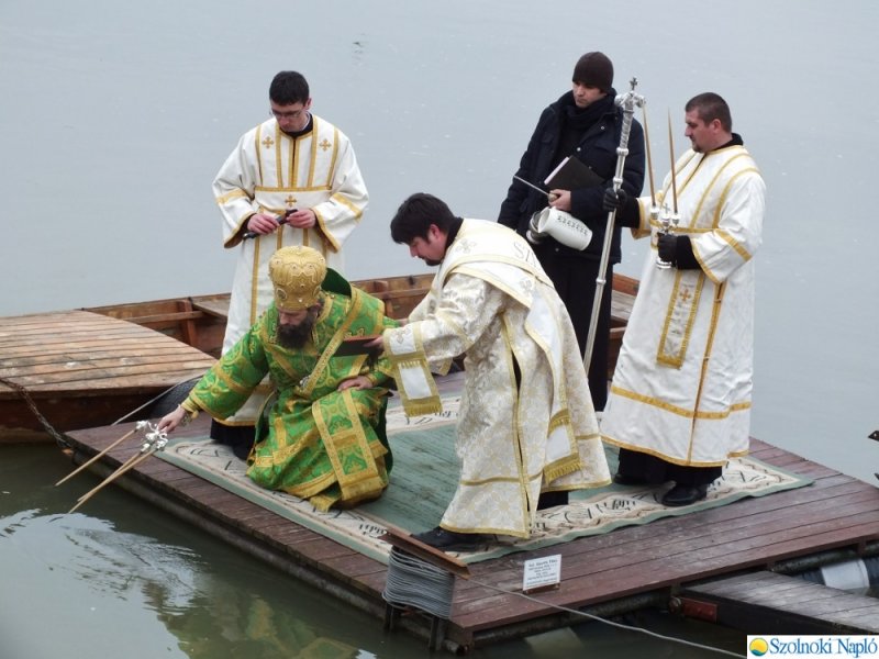Kocsis Fülöp püspök atya megszentelte a Tisza vizét Szolnokon