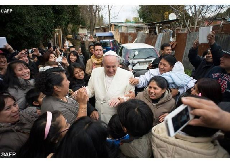 Váratlan látogatást tett Ferenc pápa egy cigány telepen