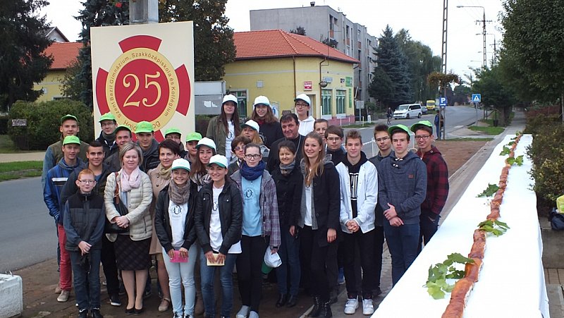 Ételt osztottak a Szent Bazil-os középiskolások