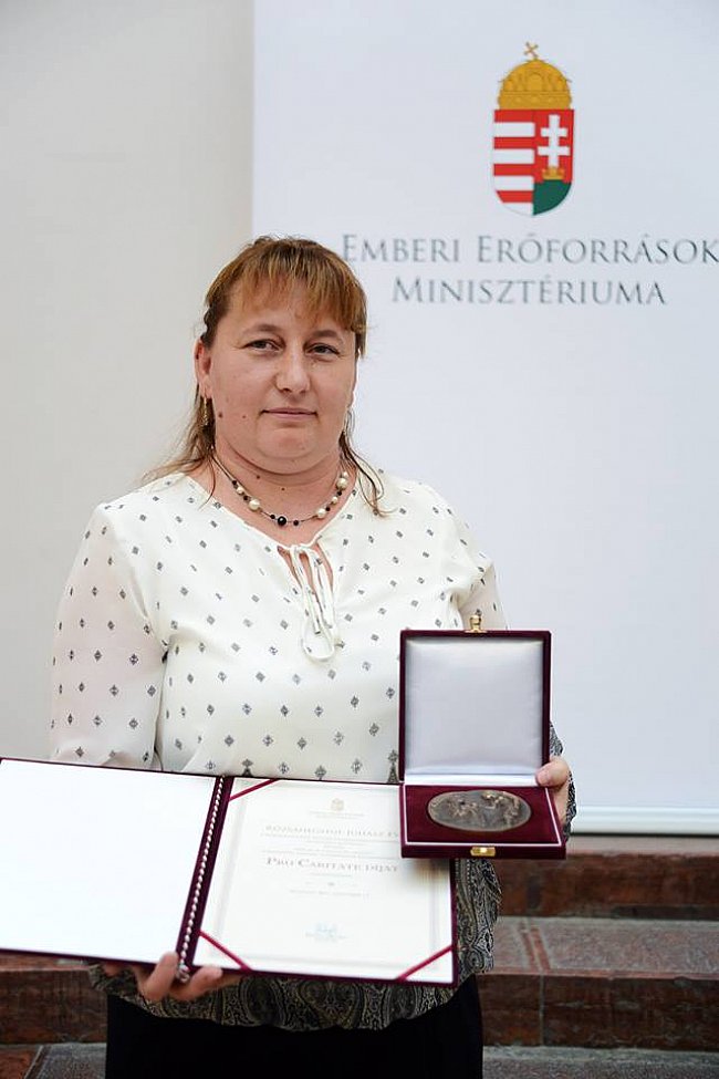 Pro Caritate díjban részesült Rózsahegyiné Juhász Éva cigányügyi megbízott
