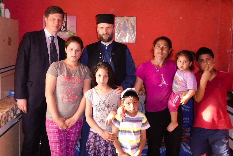 Hajdúdorogi cigány családokat is meglátogatott a szentszéki nagykövet