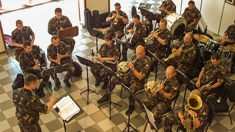 A Helyőrségi zenekar adott koncertet a hajdúdorogi gimnáziumban     
