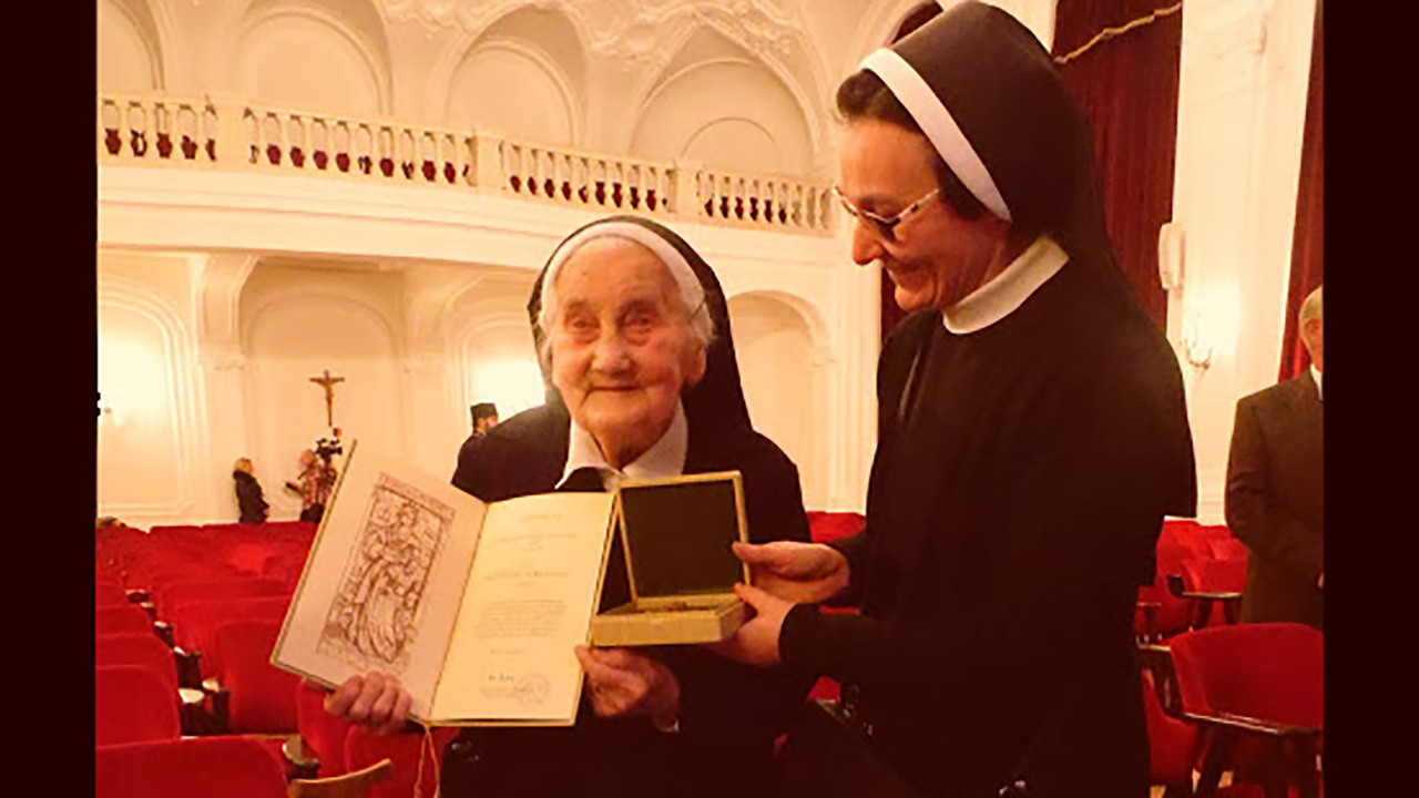  Kisfalusi M. Klavéria kapta a Szent Erzsébet rózsája-díjat