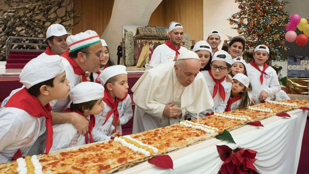 Nem akármilyen tortán fújta el a születésnapi gyertyát Ferenc pápa