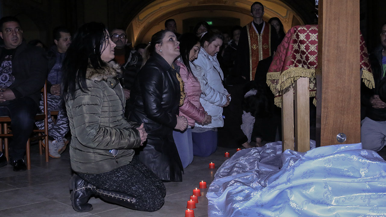 A cigány közösségek virrasztása a Missziós Kereszt máriapócsi látogatásán