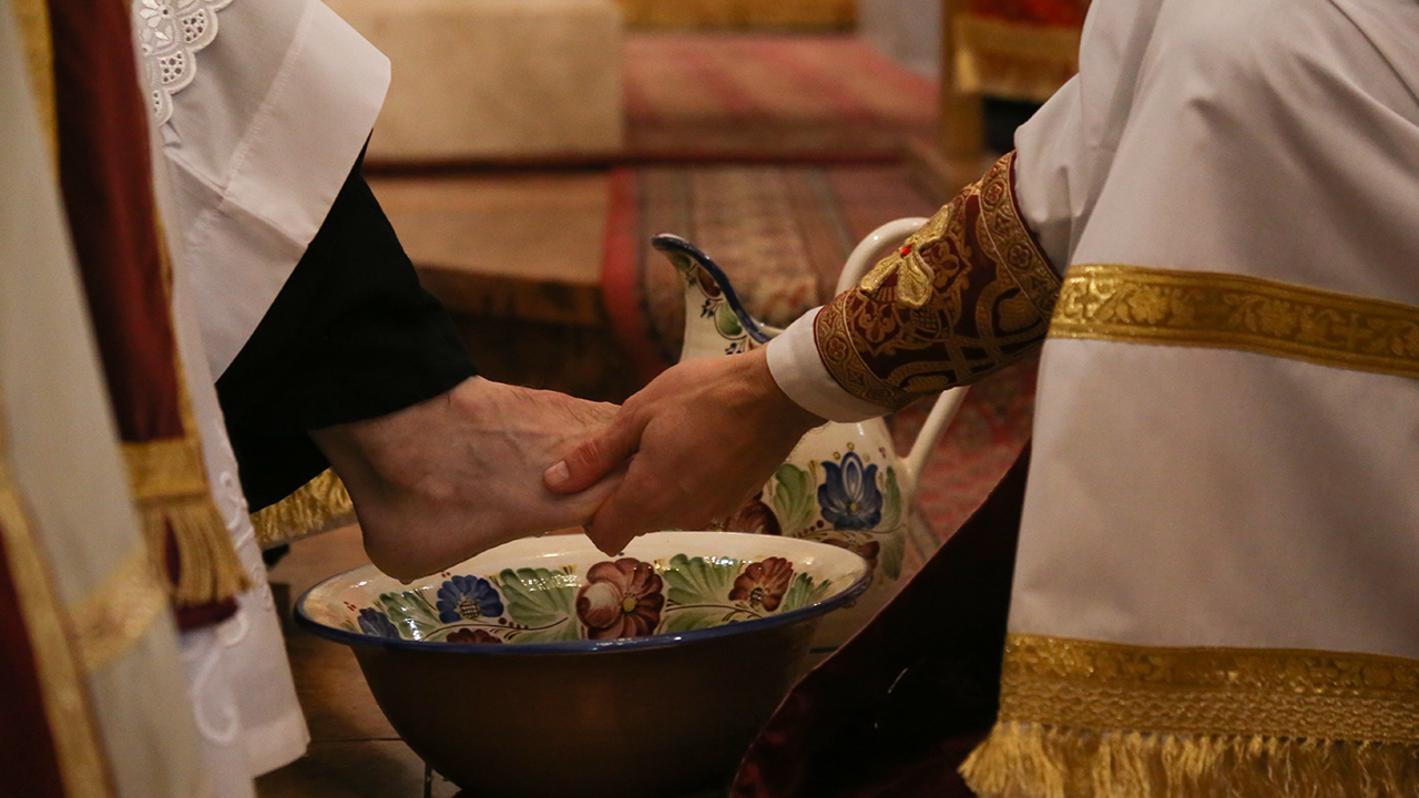 A lábmosás és az utolsó vacsora ünnepe: Szent Liturgia a Szent Miklós-székesegyházban – VIDEÓVAL