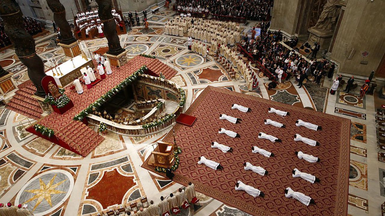 Legyetek irgalmasok! – Ferenc pápa tizenhat papot szentelt a Szent Péter-bazilikában