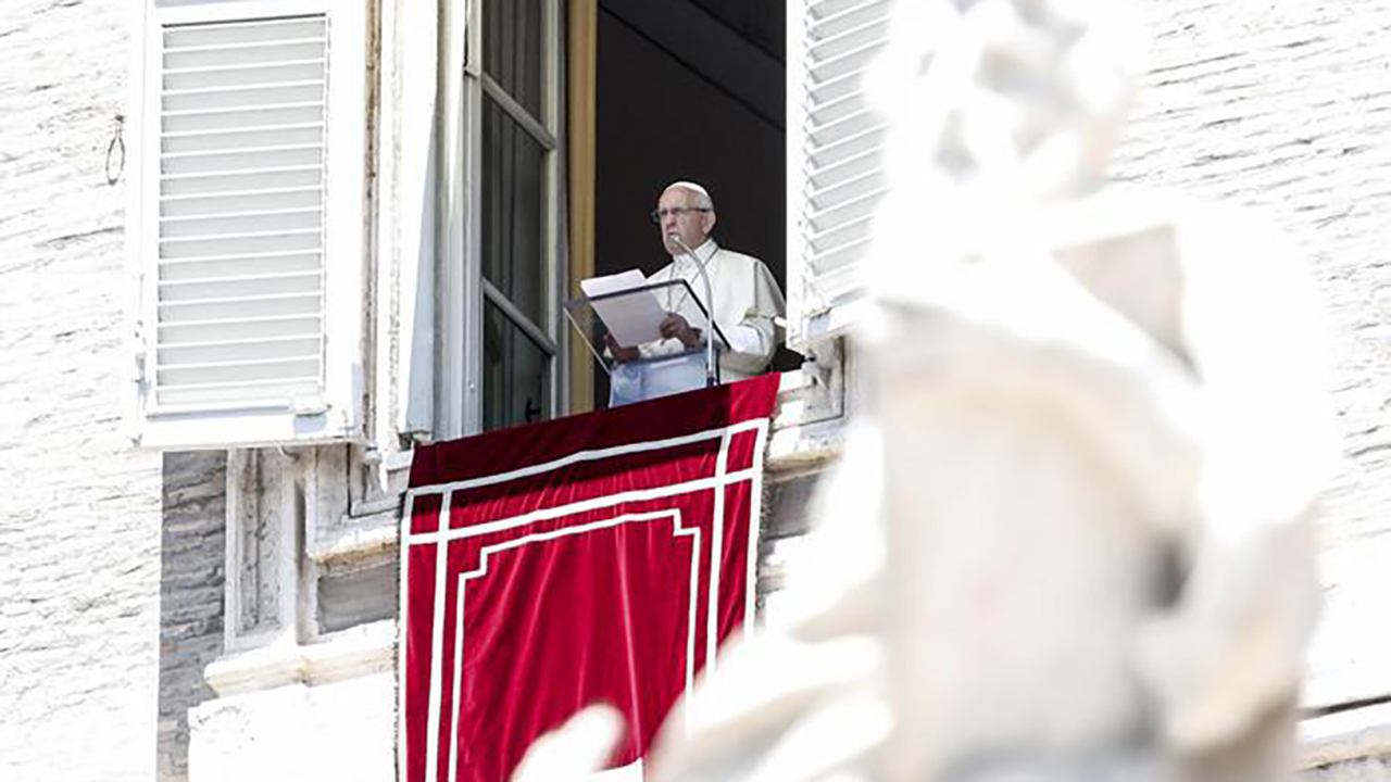 Ferenc pápa: Isten őrizzen a megszólás és rágalmazás kísértésétől!