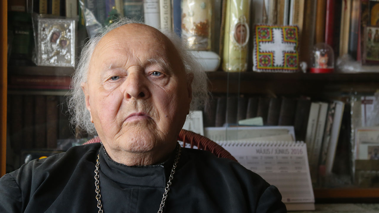 A szívet kell követni, mert a Jóisten oda beleírta, hogy mire gondolt: interjú a 84 éves Lakatos Laci atyával – VIDEÓVAL