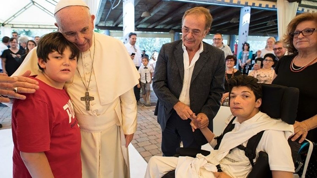 Súlyos fogyatékkal élőket látogatott meg Ferenc pápa