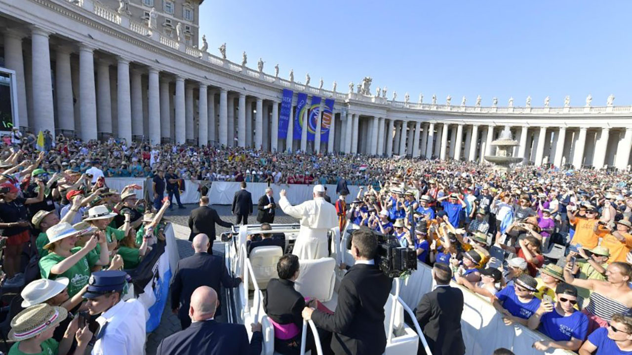 Ferenc pápa a ministránsokhoz: Önzetlenül szolgáljátok a mellettetek élőket!