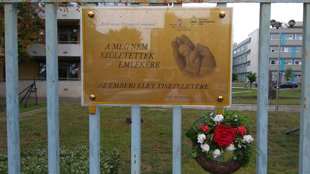 Emléktáblát avattak "a meg nem születettek" emlékére a Jósa András Oktatókórháznál