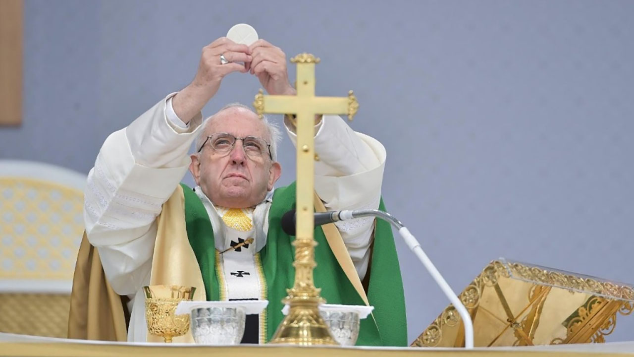 Ferenc pápa homíliája Kaunasban: Ki a kicsiny? Kit állítana ma középre Jézus?