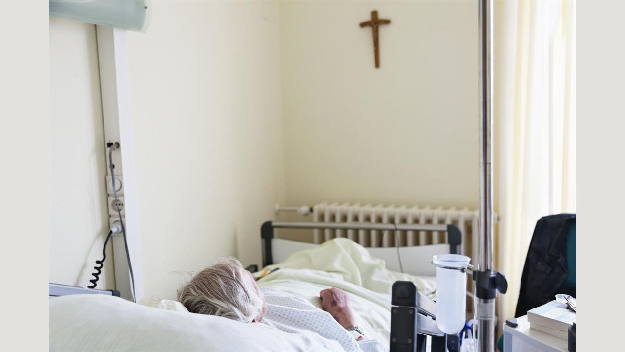Vigasz a betegágy mellett – 2019-ben is elérhető lelkipásztori ellátás a kórházban