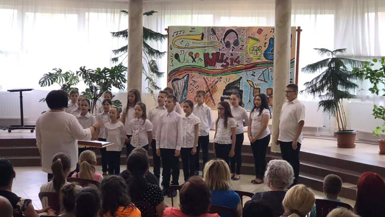 Újra zsongtak-zengtek a hangok az újfehértói iskola aulájában