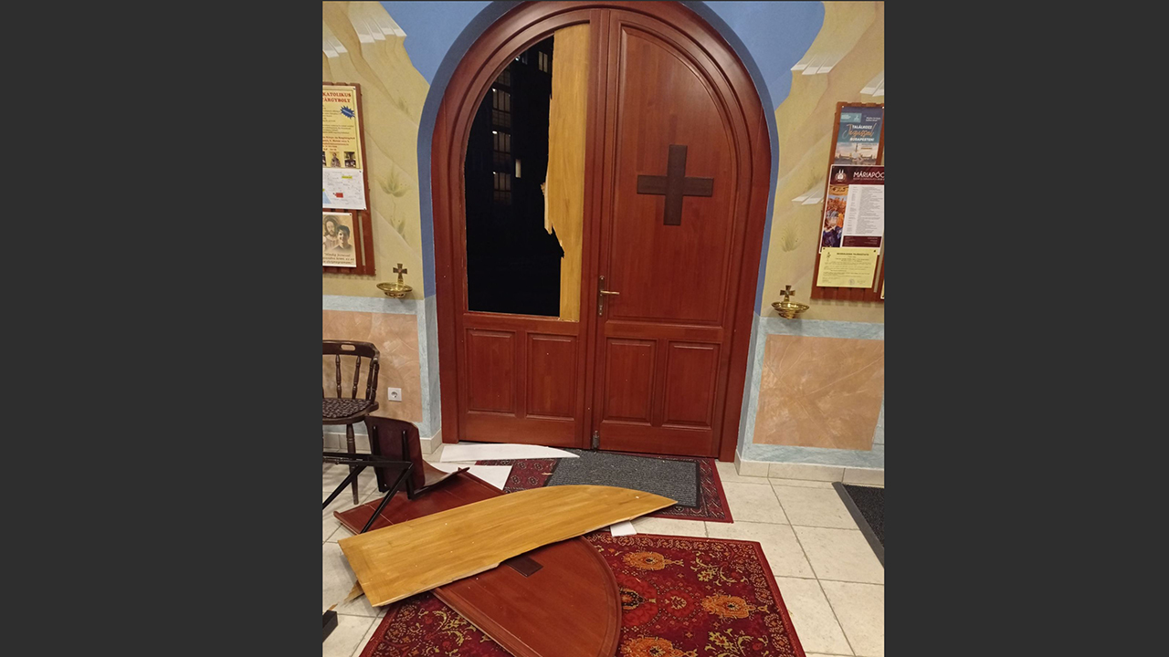 Fülöp metropolita: imádkozni kell azért az emberért, aki megrongálta a gödöllői templomot