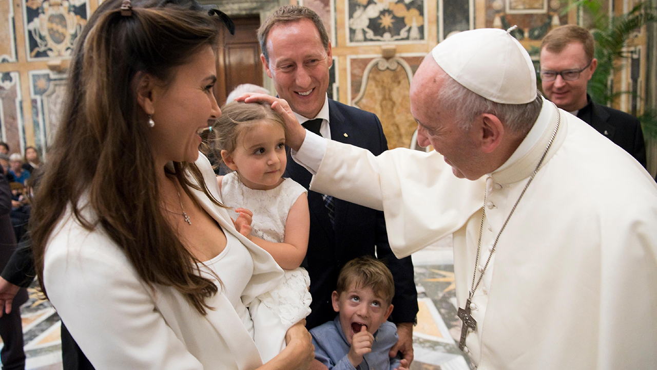 Ferenc pápa megnyitotta a családévet: Védjük meg a családot attól, ami veszélyezteti szépségét!