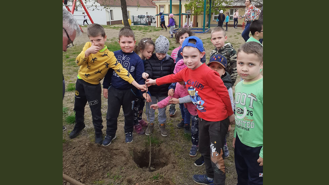 Fákat és virágokat ültettek a gyermekek és pedagógusok a Föld napján