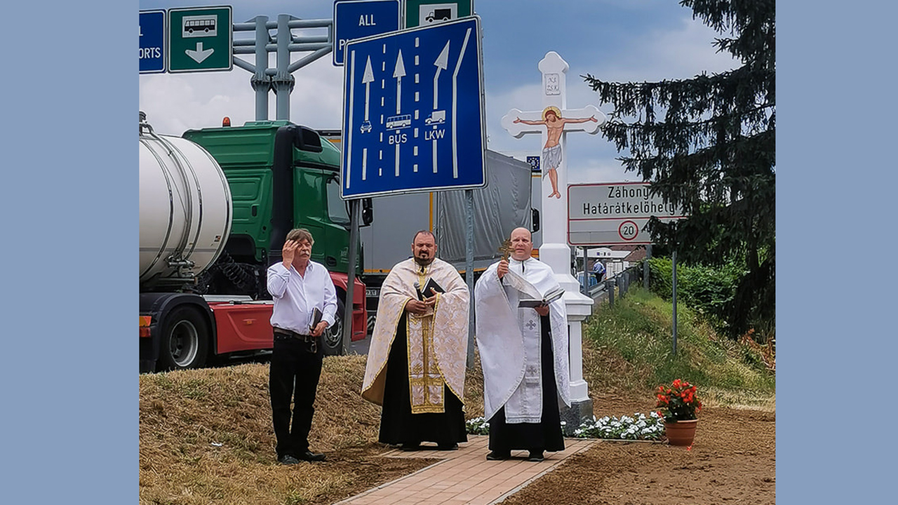 Útszéli keresztet áldottak meg a záhonyi határátkelőnél