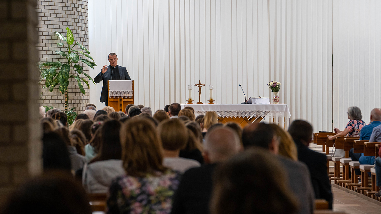 A történelem minden szála a gondviselő Isten kezében fut össze – előadás a genderelméletről Nyíregyházán