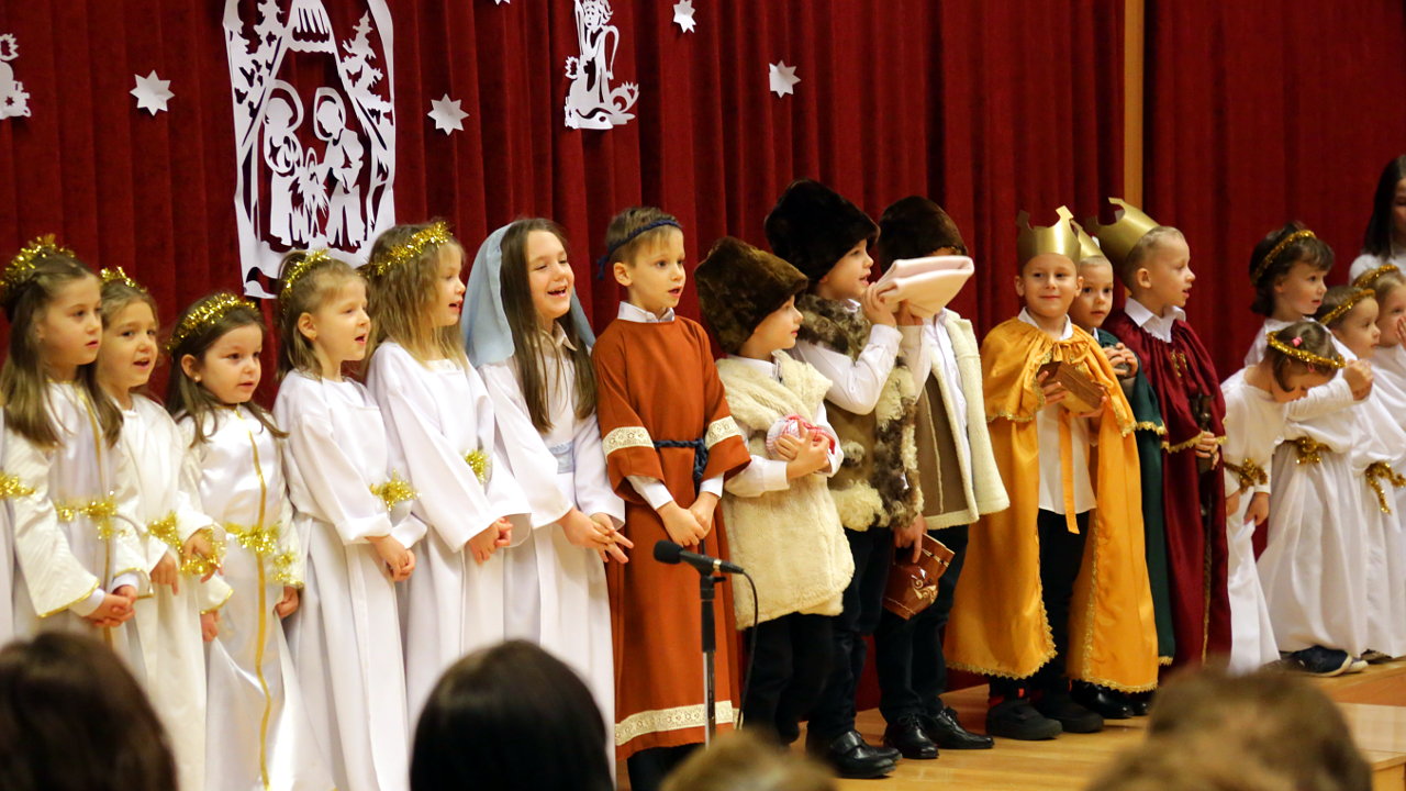 A Szent Mikós óvoda gyermekeinek karácsonyi műsora
