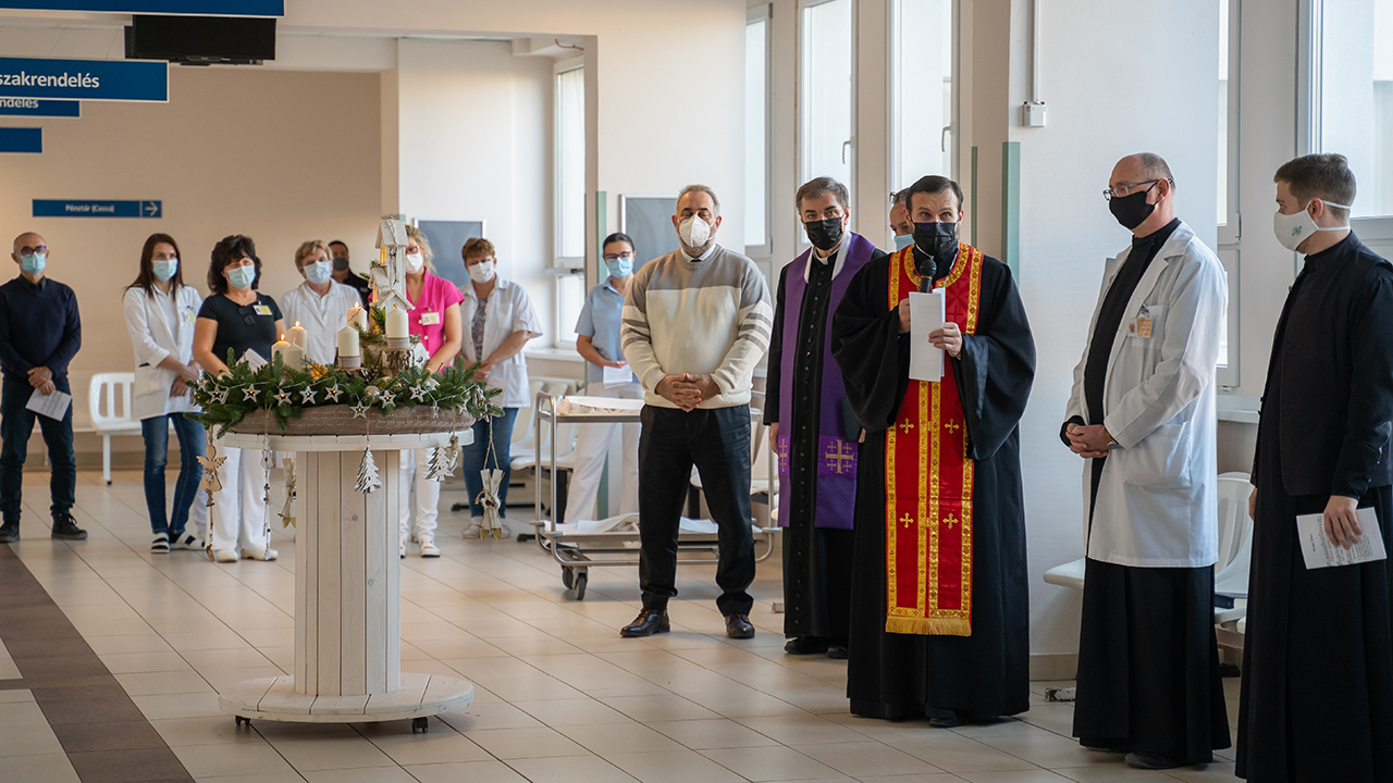 Adventi gyertyagyújtás a Szent Damján Görögkatolikus Kórházban