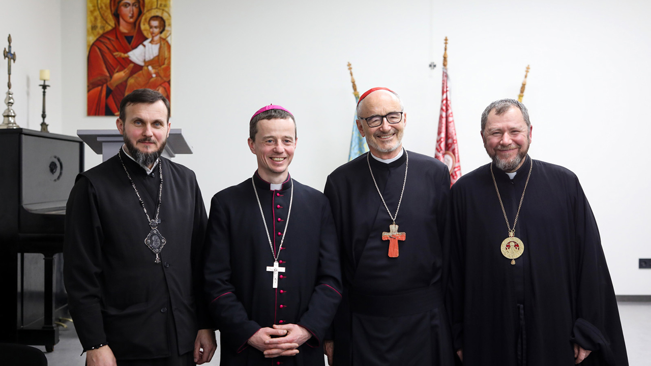 „Ferenc pápa közelségét hozom hozzátok” – Felekezetek együtt fogadták Czerny bíborost Beregszászban