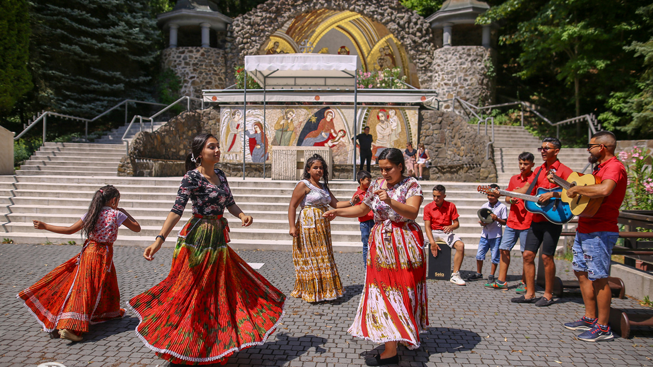 Sarlós Boldogasszony a találkozások ünnepe – Országos roma zarándoklatot tartottak Szentkúton