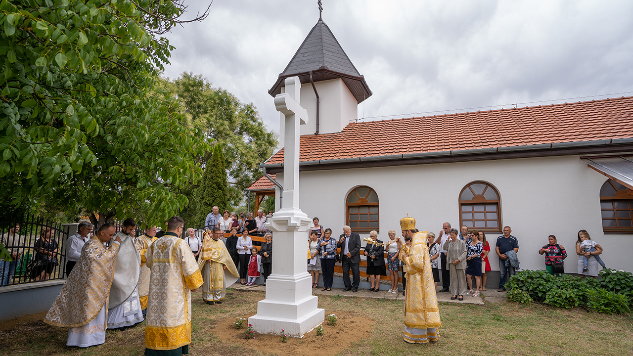 Templomot és út menti keresztet szentelt Ábel püspök atya Bátorligeten