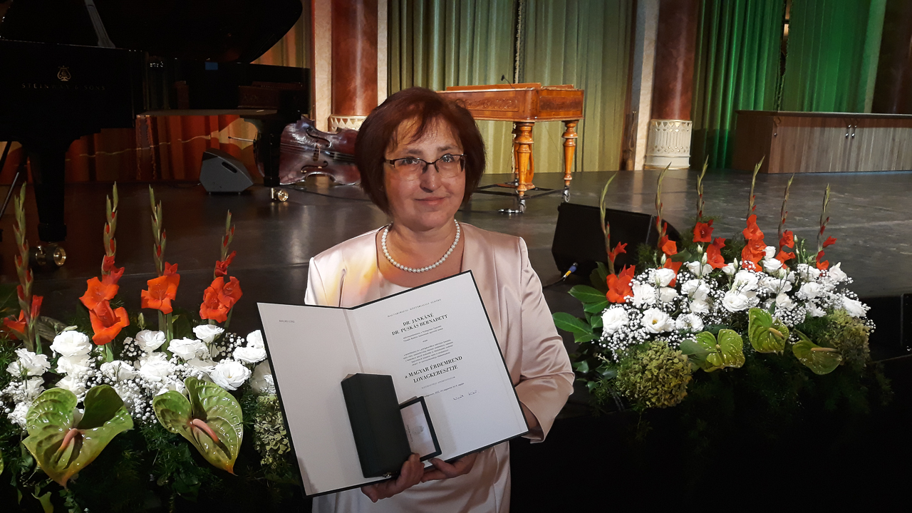 A Magyar Érdemrend Lovagkeresztje kitüntetésben részesült Dr. Jankáné dr. Puskás Bernadett professzor asszony