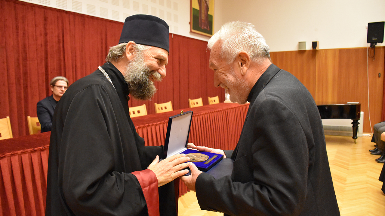 Szentmártoni Mihály SJ atya kapta idén a Szent Atanáz-díjat