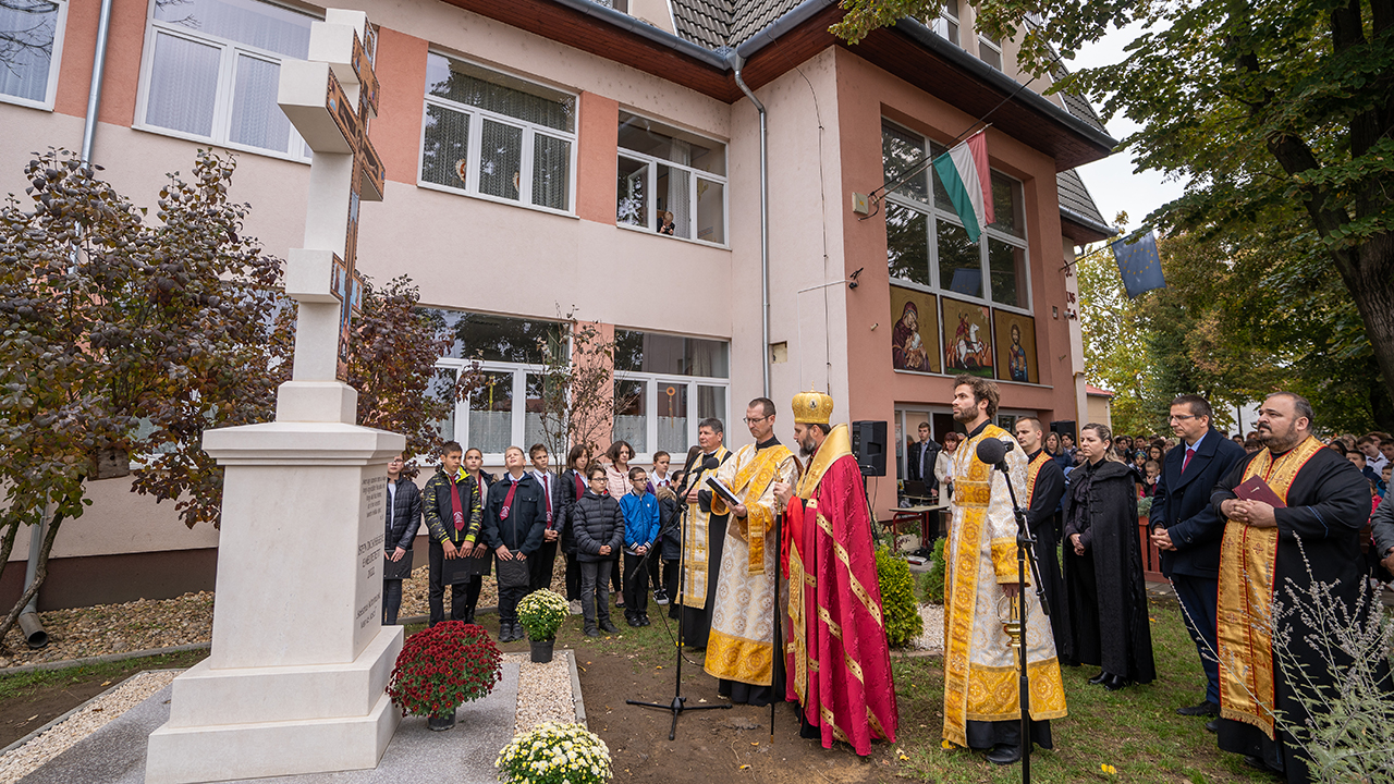  Új óvodai csoportszobát és újonnan állított útmenti keresztet szenteltek Kisvárdán