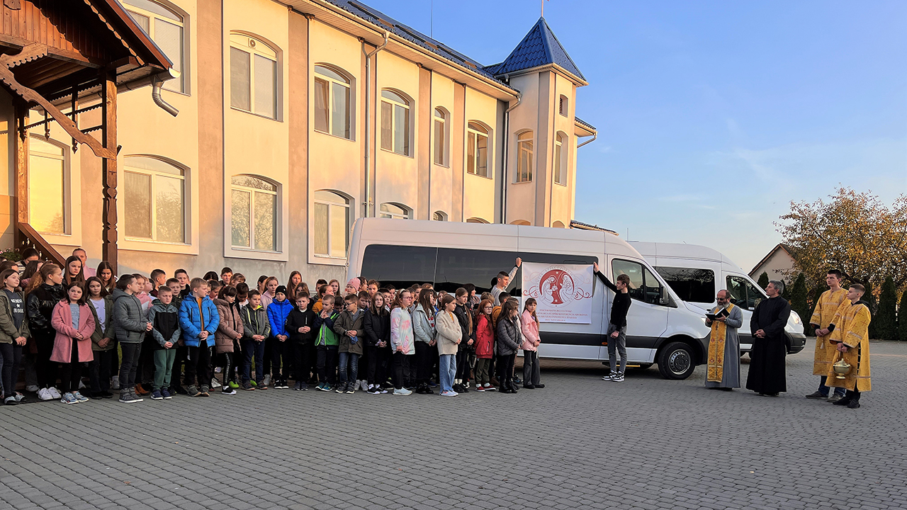 Kisbuszt adományozott az MKPK a karácsfalvai Sztojka Sándor Görögkatolikus Líceumnak