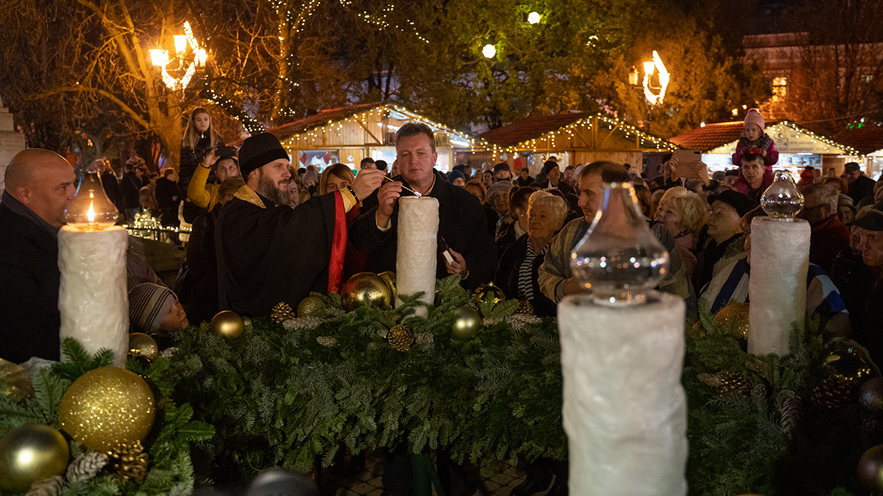 Adventi gyertyagyújtás Ábel püspök atyával a város főterén