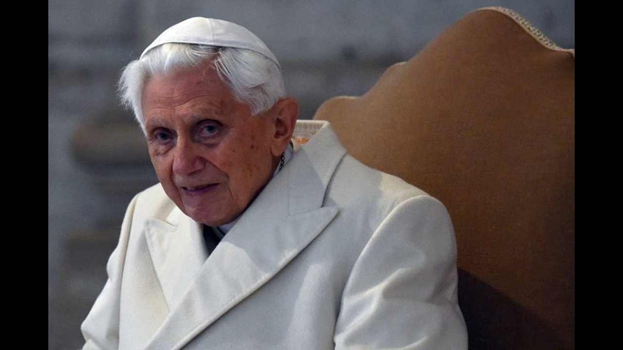 Elhunyt XVI. Benedek emeritus pápa