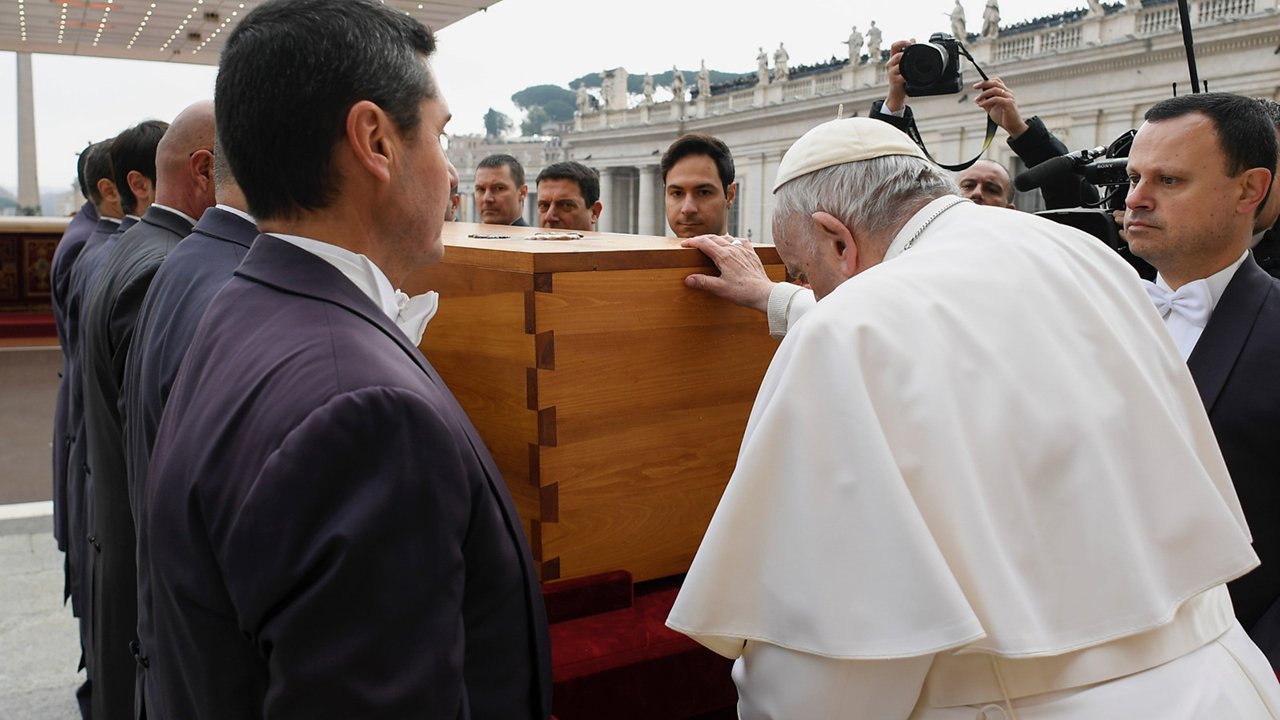 Ferenc pápa XVI. Benedek temetési miséjén: A hála illatszereivel és a remény kenetével vagyunk jelen